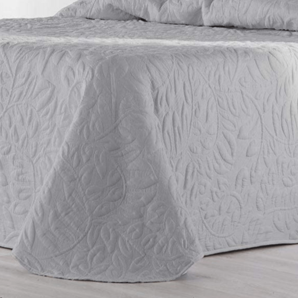Colcha Bordada Norma Gris 2 Colcha bouti bordada Norma color gris con acolchado fino cosido de la firma FUNDECO más 2 fundas de cojín.