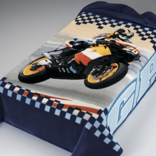 Manta Terciopelo Moto GP 1 Manta Terciopelo Moto GP de la firma Belplá, manta de alta calidad y tacto de lujo con su realismo en estampados, para las frías noches de invierno.