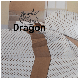 ¡Embellece tu cama y disfruta del lujo diario con nuestro Juego de Sábanas Dragón Blanco Topo beige  en las medidas perfectas para tu hogar!