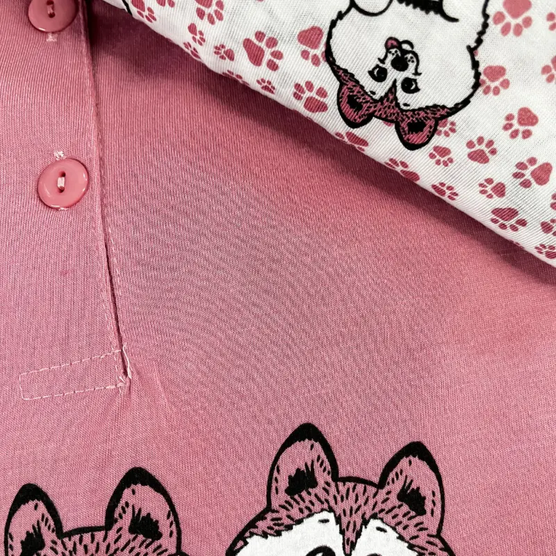 Pijama de entretiempo Husky rosa 2 Disfruta de un descanso confortable y relajado con el pijama entretiempo Husky rosa. Su diseño juvenil y moderno es perfecto para cualquier persona.