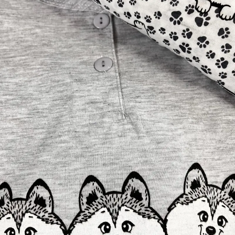 Pijama de entretiempo Husky gris 2 Disfruta de un descanso confortable y relajado con el pijama entretiempo Husky gris. Su diseño juvenil y moderno es perfecto para cualquier persona.
