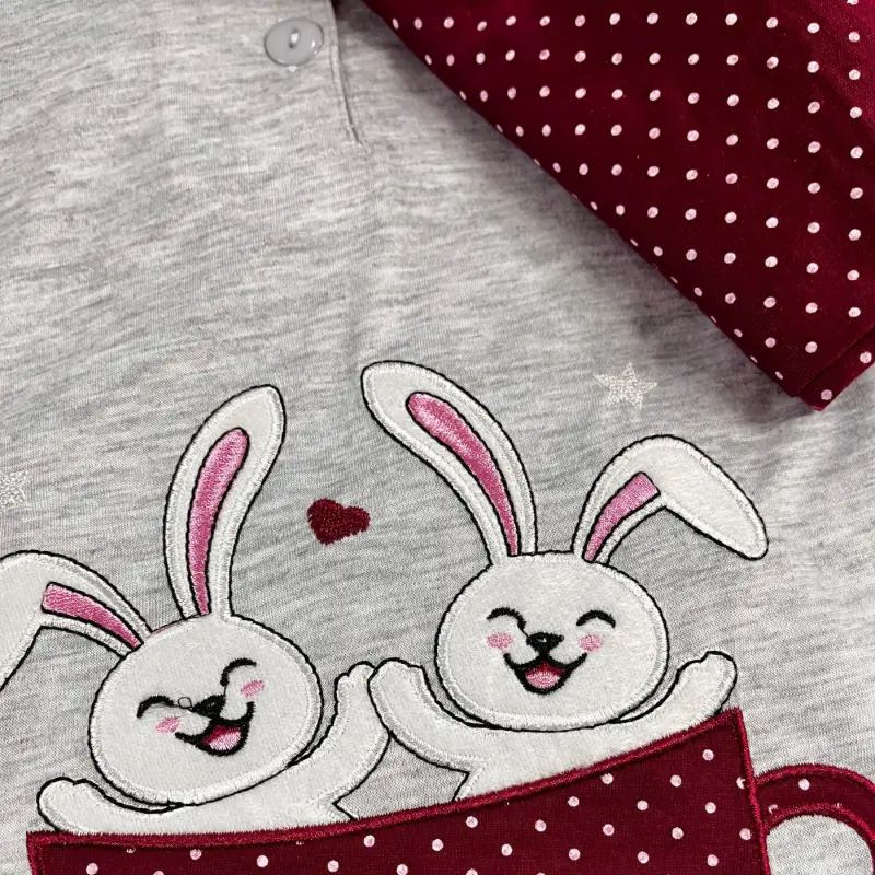 Pijama de entretiempo Conejito gris 2 Disfruta de un descanso confortable y relajado con el pijama entretiempo Conejito gris. Su diseño juvenil y moderno es perfecto para cualquier persona.