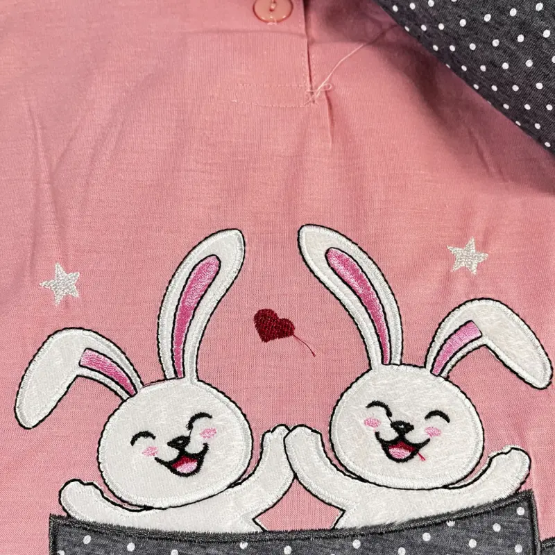 Pijama de entretiempo Conejito rosa 2 Disfruta de un descanso confortable y relajado con el pijama entretiempo Conejito rosa. Su diseño juvenil y moderno es perfecto para cualquier persona.