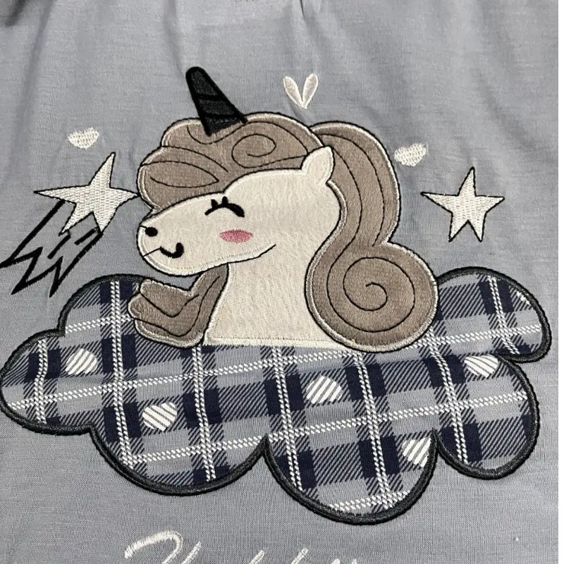 Pijama de entretiempo Unicornio azul 2 Disfruta de un descanso confortable y relajado con el pijama entretiempo Unicornio azul. Su diseño juvenil y moderno es perfecto para cualquier persona.