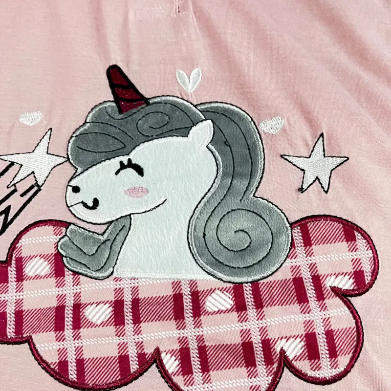 Pijama de entretiempo Unicornio rosa 2 Disfruta de un descanso confortable y relajado con el pijama entretiempo Unicornio rosa. Su diseño juvenil y moderno es perfecto para cualquier persona.