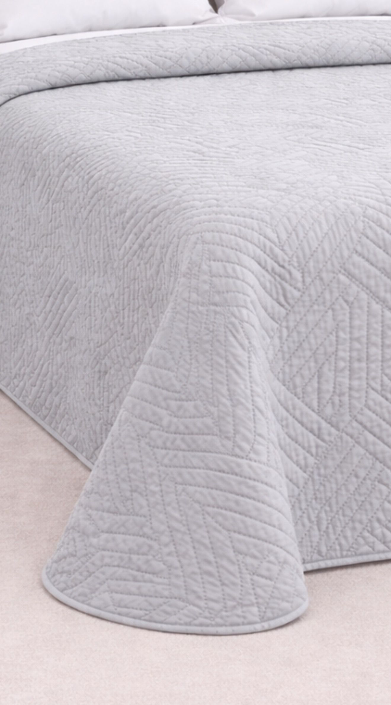 Colcha Barata Lisa Vernia gris – Ligera, elegante y económica para tu dormitorio 3 Colcha Barata Lisa Vernia gris – Ligera, elegante y económica para tu dormitorio - Imagen 3