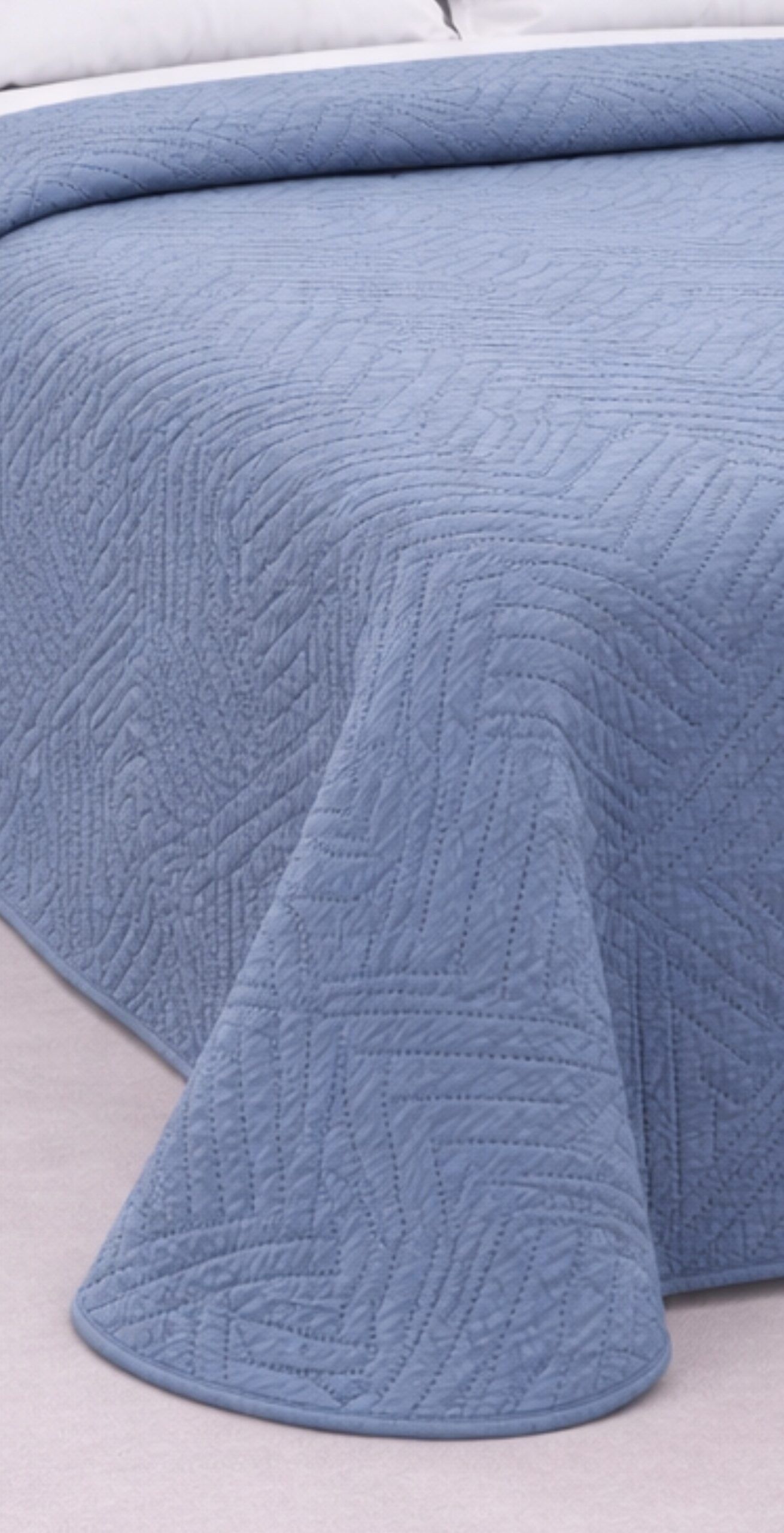 Colcha Barata Lisa Vernia Azul – Ligera, elegante y económica para tu dormitorio 3 Colcha Barata Lisa Vernia Azul – Ligera, elegante y económica para tu dormitorio - Imagen 3