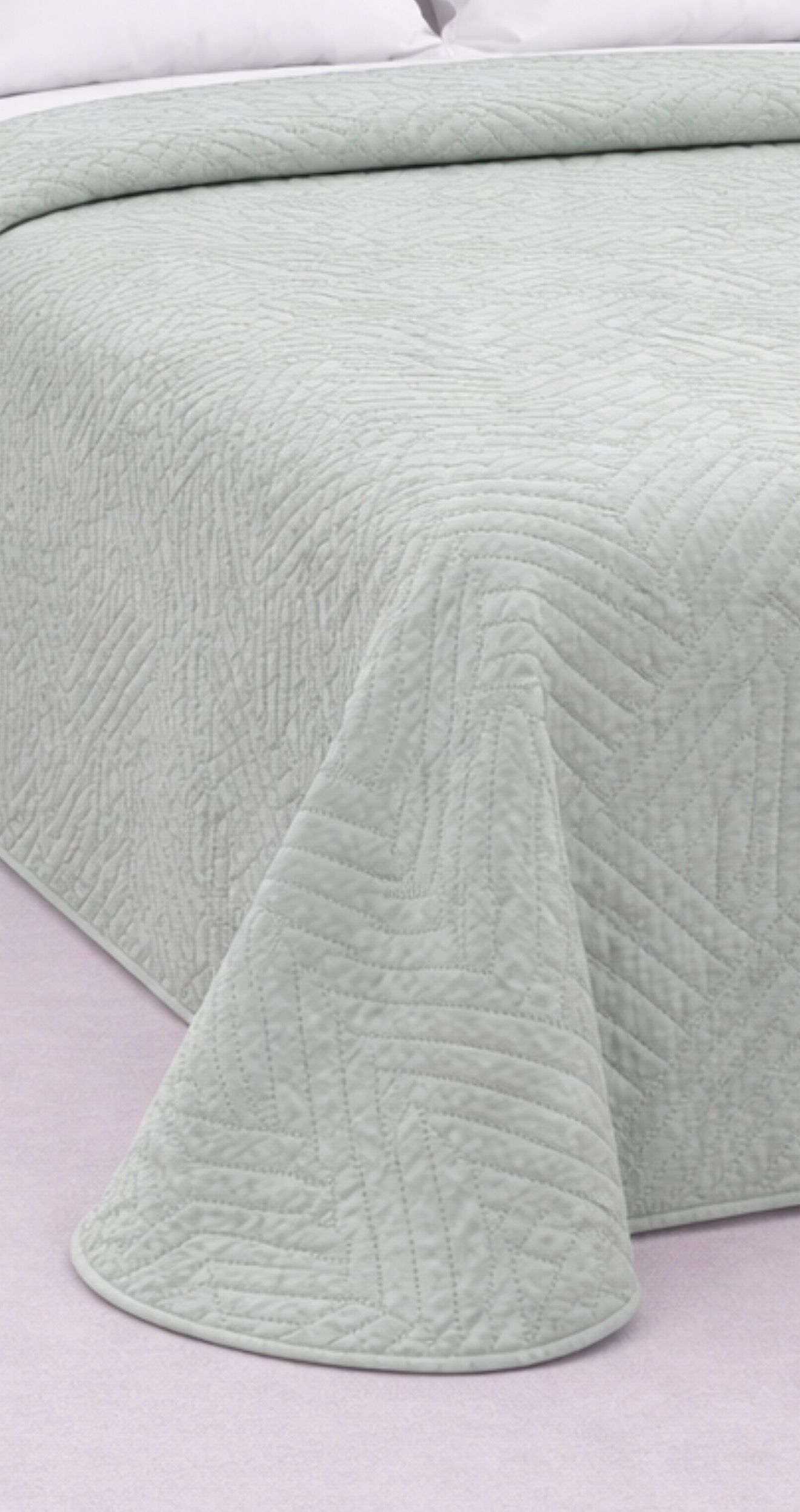 Colcha Barata Lisa Vernia verde – Ligera, elegante y económica para tu dormitorio 3 Colcha Barata Lisa Vernia verde – Ligera, elegante y económica para tu dormitorio - Imagen 3