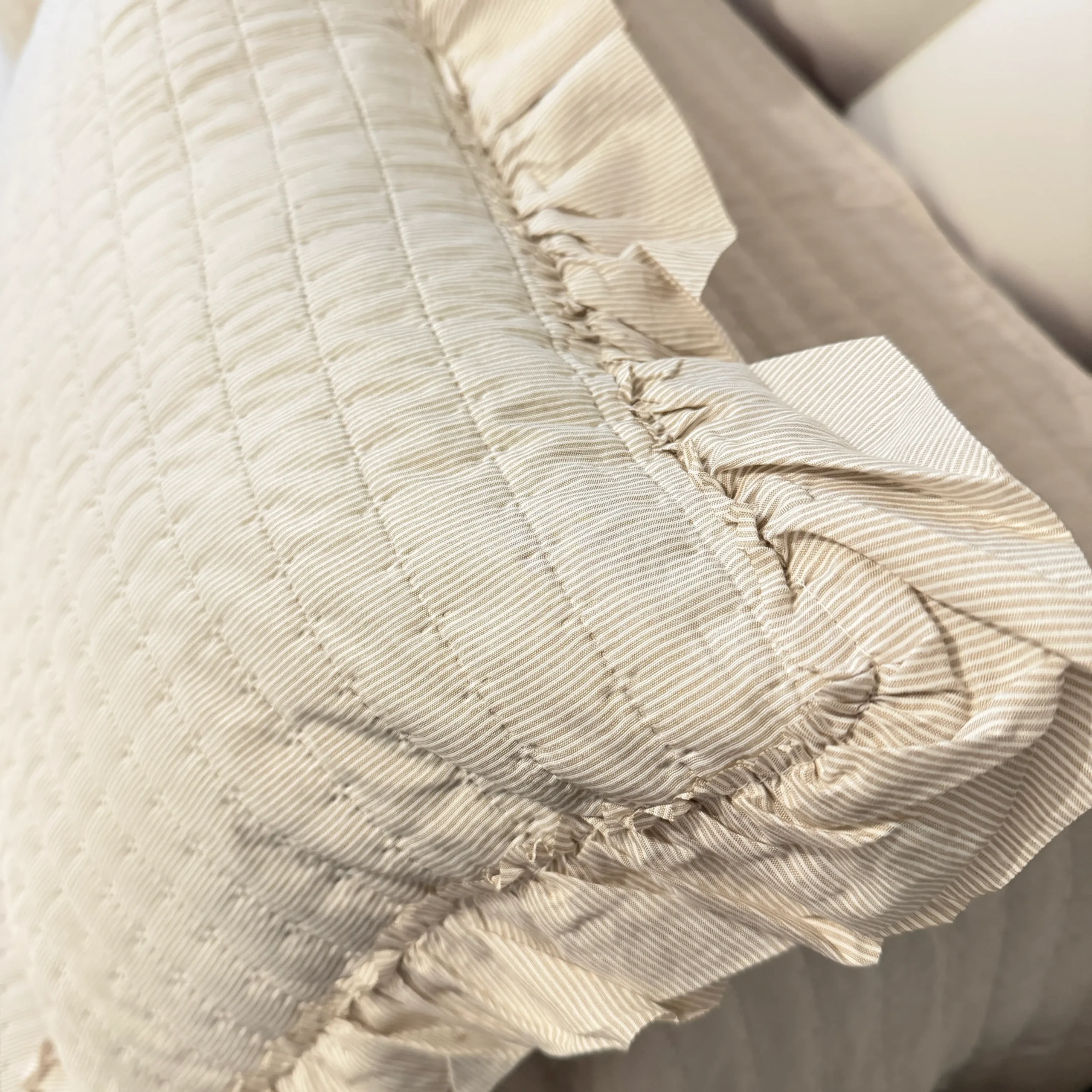 Colcha Rayitas con Volante Alba Beige 2 Colcha Rayitas con Volante Alba Beige - Imagen 2