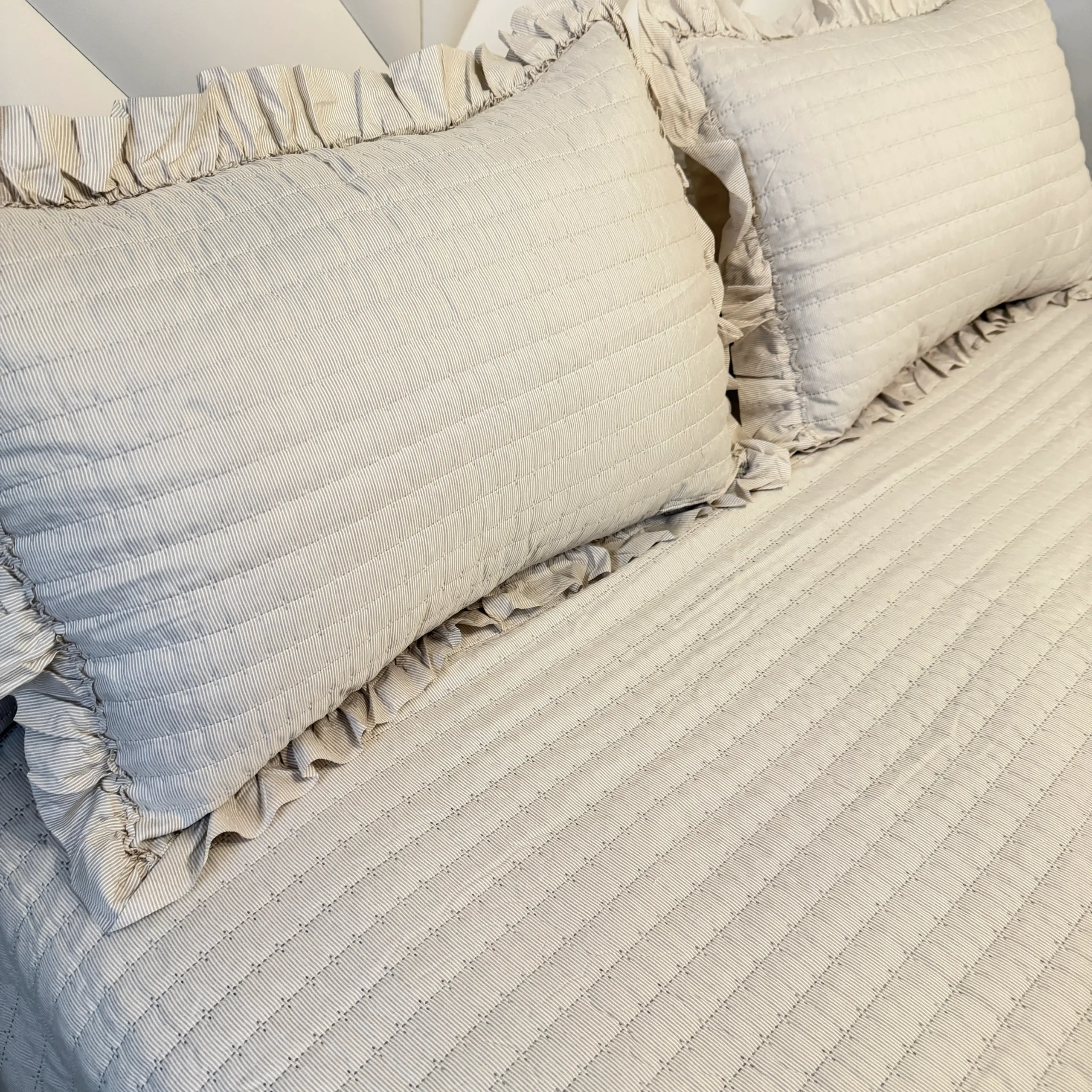 Colcha Rayitas con Volante Alba Beige 4 Colcha Rayitas con Volante Alba Beige - Imagen 4